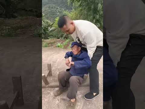 The old man helplessly collapsed on the roadside makes one want to cry #Twist #kindness #automobile