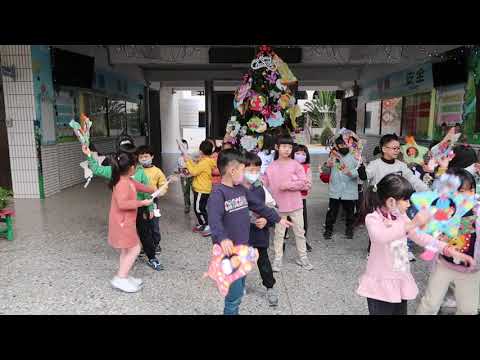 112-1一年九班-We Wish You a Merry Christmas-國際文心聖誕節唱跳 - YouTube