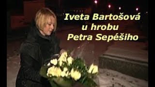 Iveta Bartošová u hrobu Petra Sepéšiho.