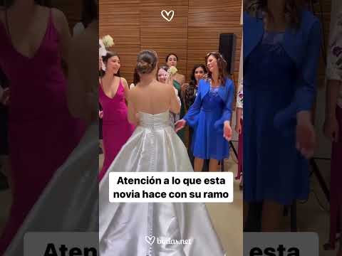 Increíble lo que hace esta novia con el ramo #shorts #bodasnet #ramos #sorpresa #sorpresas