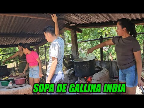 Preparando una rica sopa de gallina india.