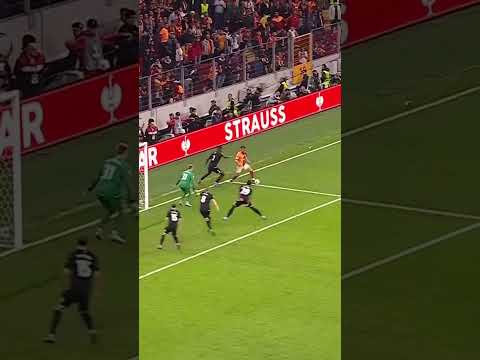 Oyuncunun zekası güçlü bir gol attı #  The player's intelligence scored a powerful goal
