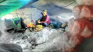Bushcraft Winter Survival Camping & Shelter Building in Snow & Forest Timelapse ASMR