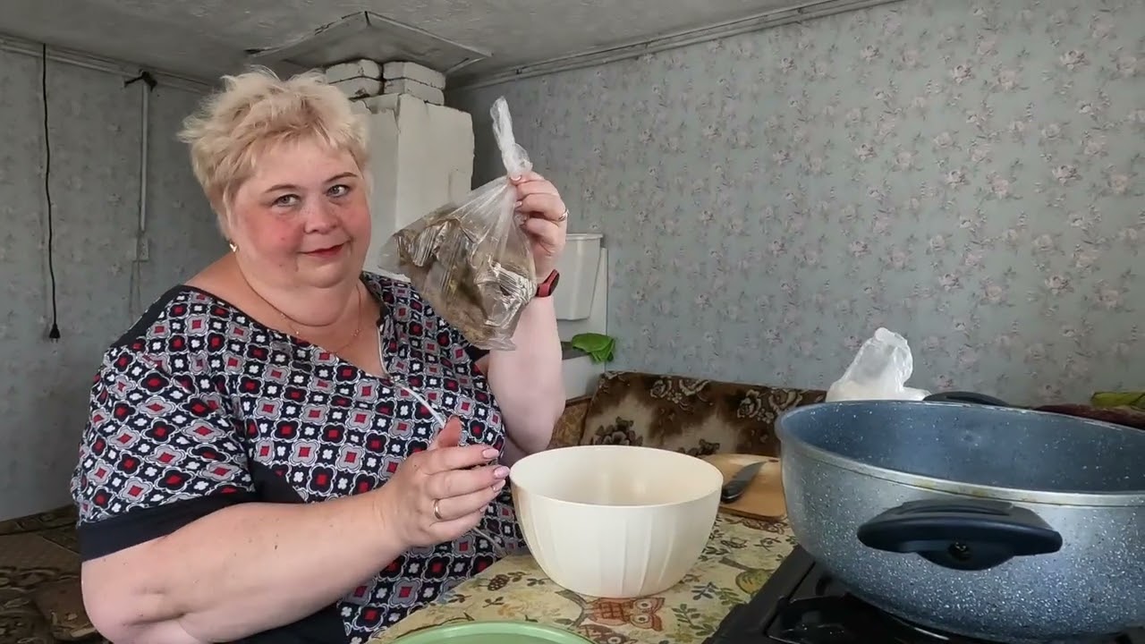 Дачные работы продолжаются. Готовим обед из макарон. Делим для кур жильё.