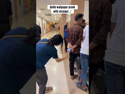 Selfie wallpaper prank with strangers🤳 (wait for last Aaj To Bach Gye🥹😂) #shorts #funny #prank