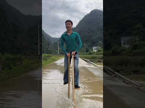 अंकल लकड़ी के ऊपर चढ़कर पानी में चले गए 😲💦 #shorts #water #shortsfeed #shortsviral