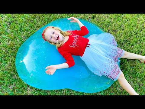 Nastya dan ayah memainkan permainan outdoor yang menyenangkan dengan slime