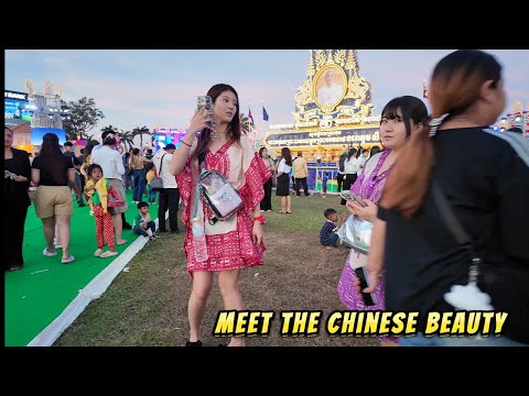 Happy New Year in Front of Royal Palace #phnompenhcitytour