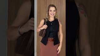 Vídeo adicional 9 do item Colete Feminino Acinturado Evelyn Dominique Preto com Pesponto Marrom