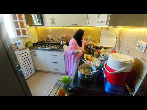 الناس جاية تباركلى وانا بيتى زريبة قسما بالله 🤣 قومت شمرت كومى وقولت مابدهاش بقا لازم نتحرك😅