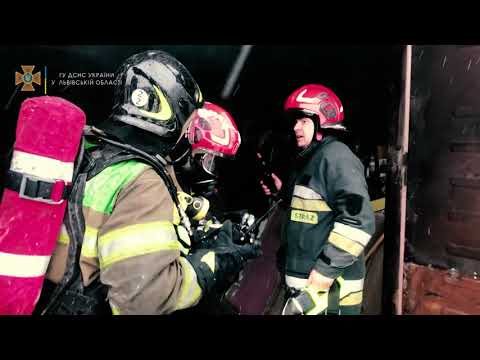 М. Львів: вогнеборці ліквідували пожежу в двоповерховій цегляній будівлі