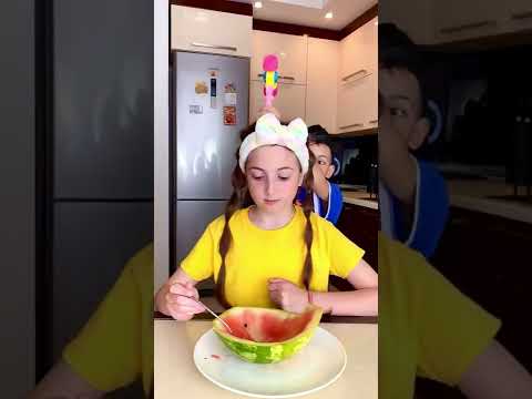 Арбуз Старшая сестра и Младший Брат 😂