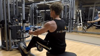 Sitzendes Kabelrudern mit Griffen