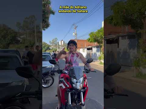 A mãe do Adriano andando de moto