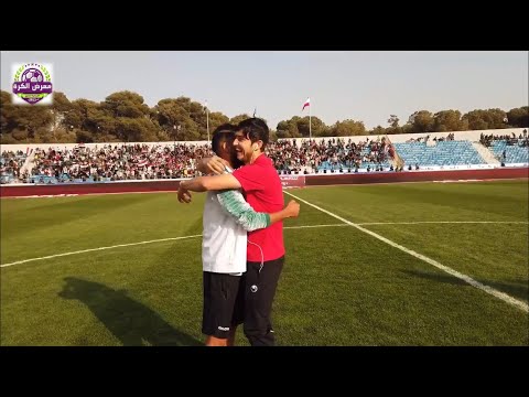 لاعب منتخب ايران سرادر ازمون يصافح لاعبي منتخبنا الوطني قبل انطلاق اللقاء