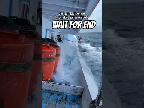 O my god Roling piching on ship 😔 #trending #ship #marchantnavy #travel #navyship #navyship #ytshort