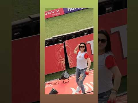 Preity Zinta throws PBKS IPL t-shirt towards audience fans started fighting for it #preityzinta #ipl