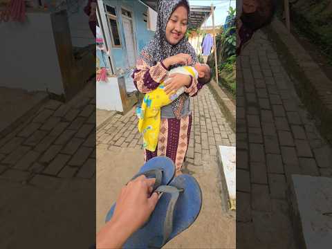 kasih sendal ke ibu satria