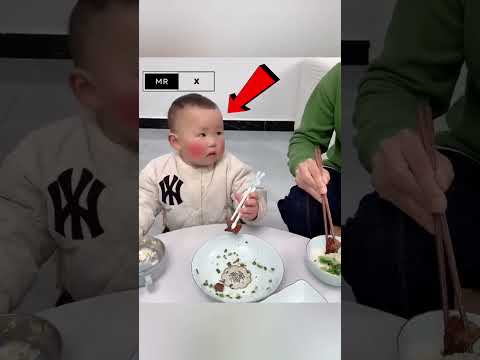 This kid sacrifice his food for his mother