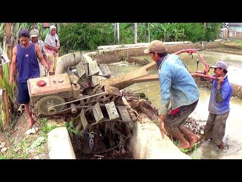 Waaa... Brakkk... TERPELESET !!! Traktor Sawah masuk ke parit (Tractors slip into a ditch)