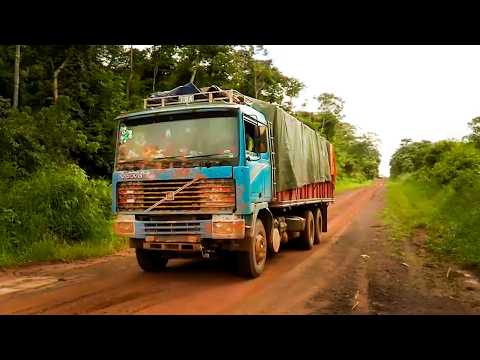 Les inondations n'arrangent pas les affaires de ce routier en Bolivie