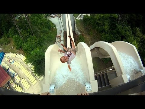 niño se cae de tobogán de agua..