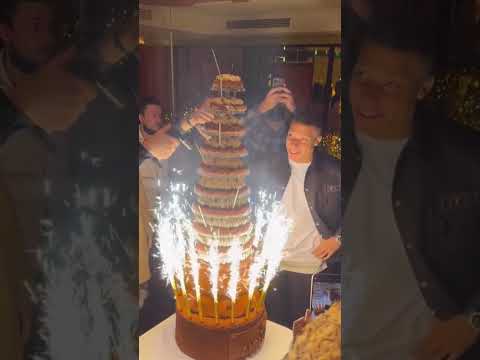 كيف يحتفل نجوم كرة القدم  بعيد ميلادهم ؟ 🤯