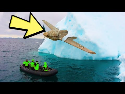 Заброшенный самолет нашли вмороженным в айсберг. То, что было внутри, шокировало всех.