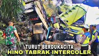 Tabrakan Berkecepatan Tinggi, Truck Sampai Naik Ke Pohon