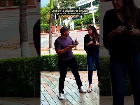 Cuando te encuentras alguien igual de distraido a ti!
