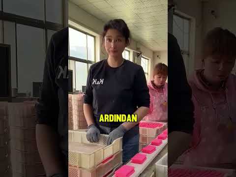 Kız hızlıca sabunları diziyor! 🧼⚡