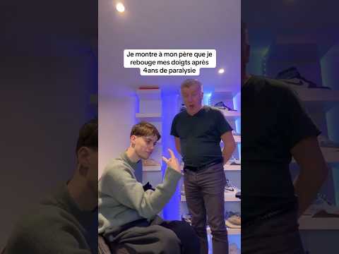 Je montre à mon père que je rebouge mes doigts après 4 ans de paralysie