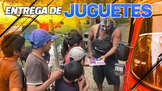 Entrega de juguetes a niños.