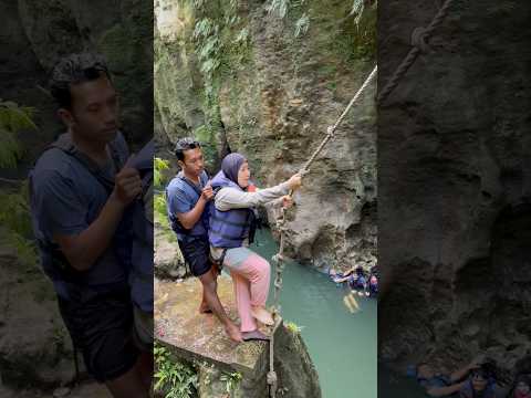 Ibu pemberani gelantungan tambang