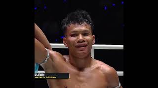 STATEMENT MADE 💪 Numsurin snaps Songchainoi's nine-fight win streak!