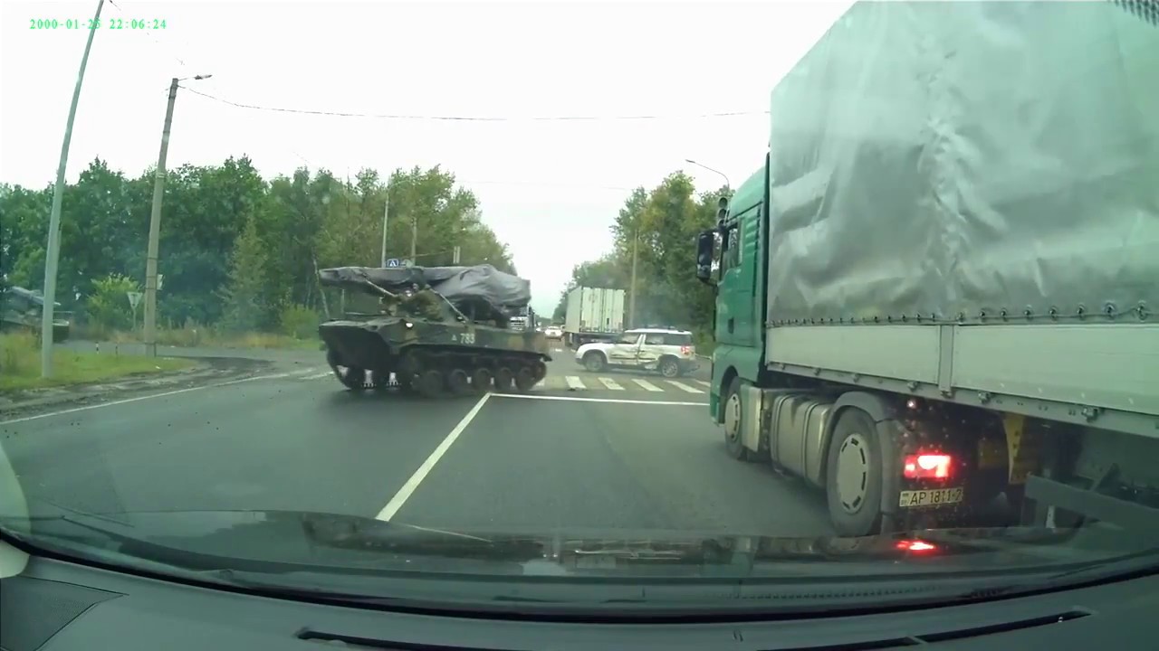 В Рязани дрифтующая на дороге боевая машина десанта врезалась в легковой  автомобиль. Видео