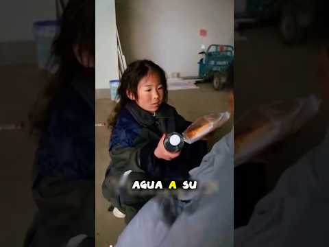 驴A qui茅n le lleva la comida la ni帽a de buen coraz贸 馃槶