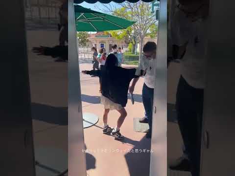 セキュリティーをランウェイだと勘違いするギャル
