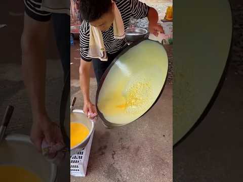 Fools Italians by making huge omelettes #shortvideo