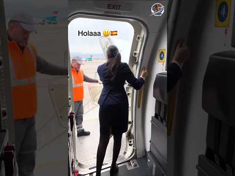 Esta azafata de vuelo saluda de forma muy original !