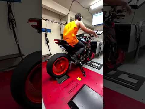 KTM Duke 1290 vs Ninja h2r