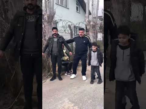 بدا ترضع ابنه وصار الشب يصوره