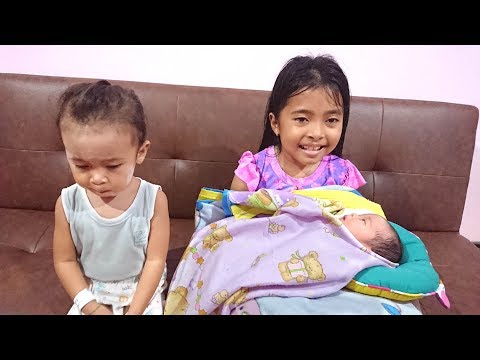Reaksi balita lucu pertama kali melihat dedek bayi