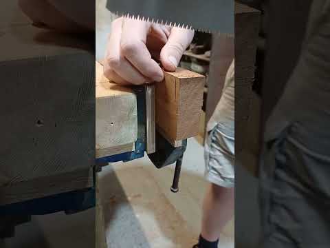 sawing tip! #woodworking #pullsaw #japanese #technique #tips #tipsandtricks #fyp #DIY #wood #saw