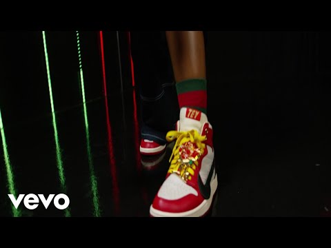 Tina (Hoodcelebrityy) - Pon Mi Sneakers (Official Music Video)