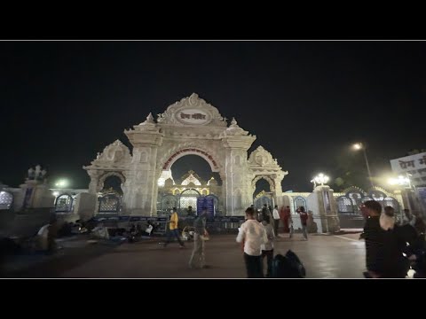 अरे ये दिन है या रात रात्री 10 बजे प्रेम मंदिर वाला मार्ग 🛵#vrindavan #travel #night #radhe #krishna