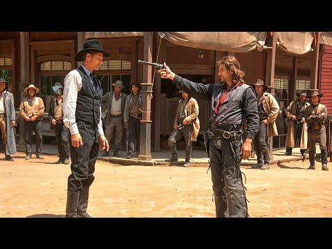 Matones Intimidan A Un Hombre De Aspecto Frágil, Sin Saber Que Es Un Legendario Pistolero Muy Letal