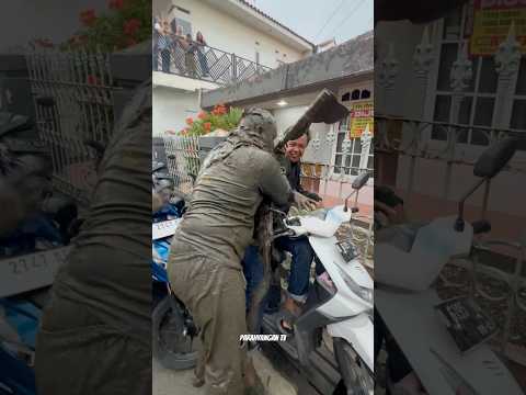 Cowok Tampan Lagi Mau Pulang Malah Kena Sama Kuda Lumping!! Seni Benjang Mekar Budaya