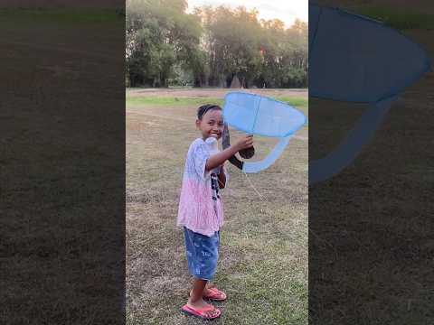 Layangan si bocil harga sepuluh ribu #layangan #bolang #kite #anakdesa #youtubeshorts