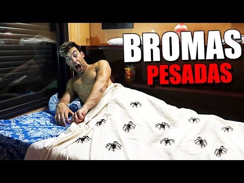ARAÑAS en la CAMA MIENTRAS ESTAN DURMIENDO!! BROMAS PESADAS A YOUTUBERS [Logan G]